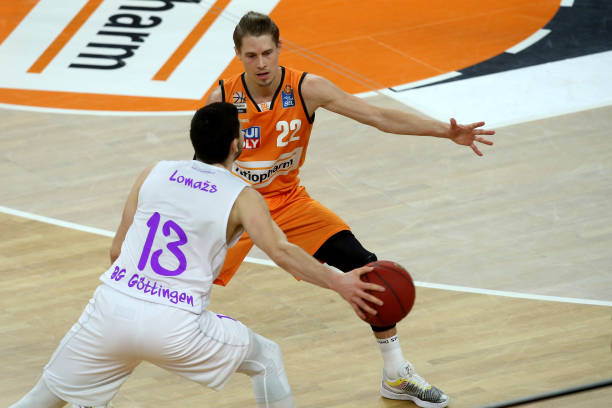 再度陷入被 再度陷入被