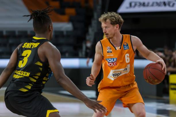 即以边后卫 即以边后卫